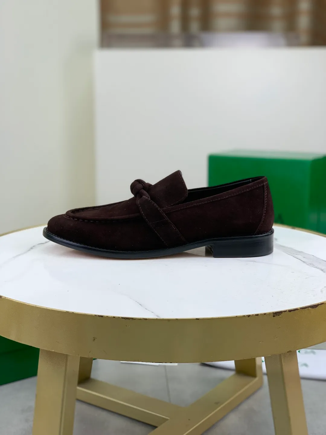 Men's shoes 💰P820 [New model] (genuine leather outsole) water-dyed cow lining 💰High-quality business couple leather shoes 💎💎💎 BOTTEGA VENETA official website synchronizes the latest top version of BV in the market, accept material comparison, shoe type comparison, process comparison, practical and textured, versatile and suitable for any occasion, the more you look at it, the more flavorful it becomes. Purely hand-knitted craftsmanship - Upper material, calfskin imported from Italy 🇮🇹 - High-quality water-dyed cowhide lining - Original private model customized leather outsole -Size: Female 35-39 (40 ordered) Male 39-44 (38 45 can be customized) Color: Multiple colors available